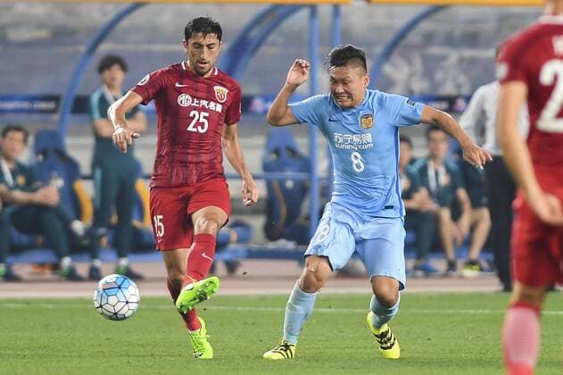 Uzbek soccer player Odil Ahmedov, left, of Shanghai SIPG, challenges Liu Jianye of Jiangsu Suning during their second Round of 16 match of the AFC Champion League 2017 in Nanjing city, east China s Jiangsu province, 31 May 2017. Jiangsu Suning was defeated by Shanghai SIPG 2-3. Hulk and Elkeson help Shanghai SIPG beat Jiangsu Suning in second Round of 16 at AFC Champions League  20170531_31702