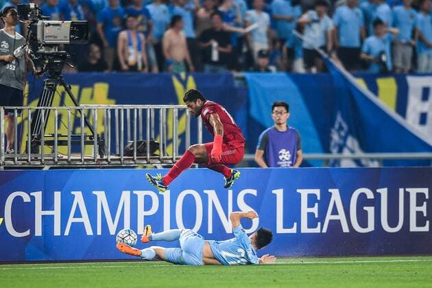 Bilder des Tages - SPORT Brazilian football player Givanildo Vieira de Sousa, better known as Hulk, upper, of Shanghai SIPG, challenges Yang Tianxiao of Jiangsu Suning during their second Round of 16 match of the AFC Champion League 2017 in Nanjing city, east China s Jiangsu province, 31 May 2017. Jiangsu Suning was defeated by Shanghai SIPG 2-3. Hulk and Elkeson help Shanghai SIPG beat Jiangsu Suning in second Round of 16 at AFC Champions League  20170531_81262