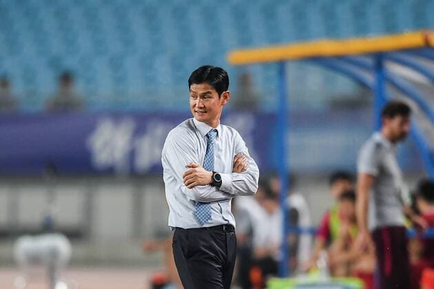 Head coach Choi Yong-soo of Jiangsu Suning watches his players competing against Shanghai SIPG during their second Round of 16 match of the AFC Champion League 2017 in Nanjing city, east China s Jiangsu province, 31 May 2017. Jiangsu Suning was defeated by Shanghai SIPG 2-3. Hulk and Elkeson help Shanghai SIPG beat Jiangsu Suning in second Round of 16 at AFC Champions League  20170531_81753