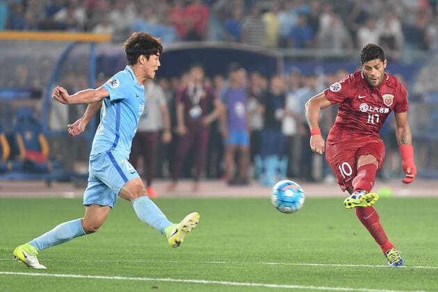Brazilian football player Givanildo Vieira de Sousa, better known as Hulk, right, of Shanghai SIPG, challenges a football player of Jiangsu Suning during their second Round of 16 match of the AFC Champion League 2017 in Nanjing city, east China s Jiangsu province, 31 May 2017. Jiangsu Suning was defeated by Shanghai SIPG 2-3. Hulk and Elkeson help Shanghai SIPG beat Jiangsu Suning in second Round of 16 at AFC Champions League  20170531_81929