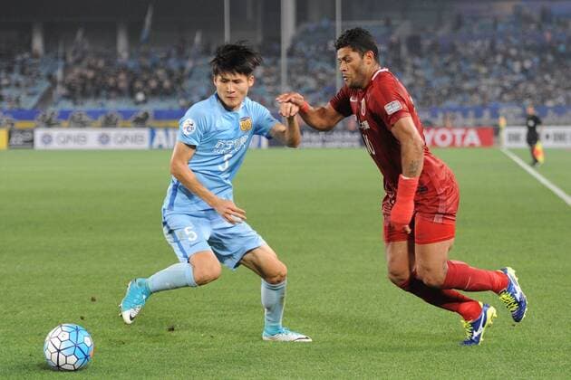Brazilian football player Givanildo Vieira de Sousa, better known as Hulk, right, of Shanghai SIPG, challenges Zhou Yun of Jiangsu Suning during their second Round of 16 match of the AFC Champion League 2017 in Nanjing city, east China s Jiangsu province, 31 May 2017. Jiangsu Suning was defeated by Shanghai SIPG 2-3. Hulk and Elkeson help Shanghai SIPG beat Jiangsu Suning in second Round of 16 at AFC Champions League  20170601_03555