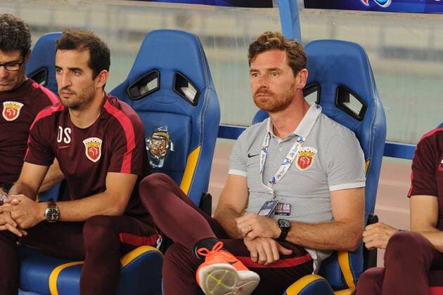 Head coach Andre Villas-Boas, center, of Shanghai SIPG, watches his players competing against Jiangsu Suning during their second Round of 16 match of the AFC Champion League 2017 in Nanjing city, east China s Jiangsu province, 31 May 2017. Jiangsu Suning was defeated by Shanghai SIPG 2-3. Hulk and Elkeson help Shanghai SIPG beat Jiangsu Suning in second Round of 16 at AFC Champions League  20170601_03557