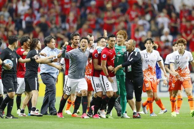 Soccer: Tempers flare after Urawa s ACL win over Jeju Players of South Korea s Jeju United (13 and 17) go after Tomoaki Makino (5), defender of Japan s Urawa Reds after Urawa s 3-0 extra-time victory in the second leg of their Asian Champions League round of 16 tie in Saitama, Japan, on May 31, 2017. Jeju felt the Reds man was trying to provoke them by pumping his fist in front of their bench. 
