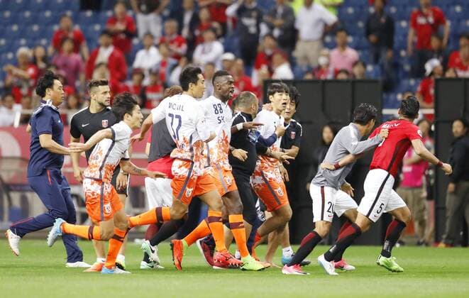 Soccer: Tempers flare after Urawa s ACL win over Jeju Players of South Korea s Jeju United (white and orange) go after Tomoaki Makino (R), defender of Japan s Urawa Reds, after Urawa s 3-0 extra-time victory in the second leg of their Asian Champions League round of 16 tie in Saitama, Japan, on May 31, 2017. Jeju felt the Reds man was trying to provoke them by pumping his fist in front of their bench. 