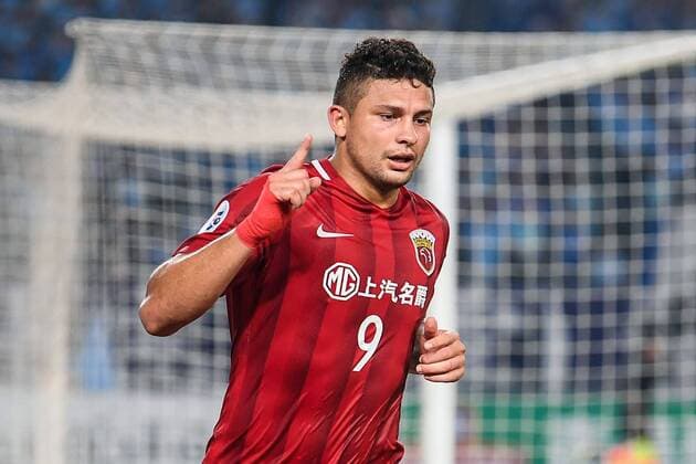 Brazilian football player Elkeson of Shanghai SIPG celebrates after scoring a goal against Jiangsu Suning during their second Round of 16 match of the AFC Champion League 2017 in Nanjing city, east China s Jiangsu province, 31 May 2017. Jiangsu Suning was defeated by Shanghai SIPG 2-3. Hulk and Elkeson help Shanghai SIPG beat Jiangsu Suning in second Round of 16 at AFC Champions League  scr104614