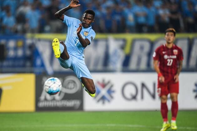 Brazilian football player Ramires, left, of Jiangsu Suning, kicks the ball to shoot against Shanghai SIPG during their second Round of 16 match of the AFC Champion League 2017 in Nanjing city, east China s Jiangsu province, 31 May 2017. Jiangsu Suning was defeated by Shanghai SIPG 2-3. Hulk and Elkeson help Shanghai SIPG beat Jiangsu Suning in second Round of 16 at AFC Champions League  20170531_08532