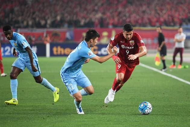 Brazilian football player Elkeson, right, of Shanghai SIPG, challenges Zhang Xiaobin of Jiangsu Suning during their second Round of 16 match of the AFC Champion League 2017 in Nanjing city, east China s Jiangsu province, 31 May 2017. Jiangsu Suning was defeated by Shanghai SIPG 2-3. Hulk and Elkeson help Shanghai SIPG beat Jiangsu Suning in second Round of 16 at AFC Champions League  20170531_08832