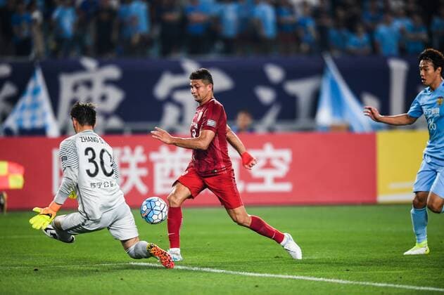 Brazilian football player Elkeson, right, of Shanghai SIPG, shoots against Jiangsu Suning during their second Round of 16 match of the AFC Champion League 2017 in Nanjing city, east China s Jiangsu province, 31 May 2017. Jiangsu Suning was defeated by Shanghai SIPG 2-3. Hulk and Elkeson help Shanghai SIPG beat Jiangsu Suning in second Round of 16 at AFC Champions League  20170531_08445