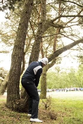 170601 Henrik Stenson, Sverige med ett svart slag mellan träden under dag ett av golftävlingen Nordea Masters den 1 juni 2017 i Barsebäck.  Copyright: PETTERxARVIDSON BB170601PA109