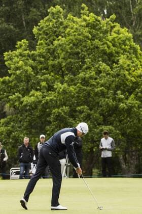 170601 Henrik Stenson, Sverige puttar under dag ett av golftävlingen Nordea Masters den 1 juni 2017 i Barsebäck.  Copyright: PETTERxARVIDSON BB170601PA116