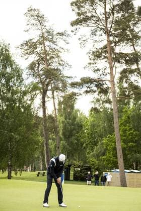 170601 Henrik Stenson, Sverige puttar under dag ett av golftävlingen Nordea Masters den 1 juni 2017 i Barsebäck.  Copyright: PETTERxARVIDSON BB170601PA117