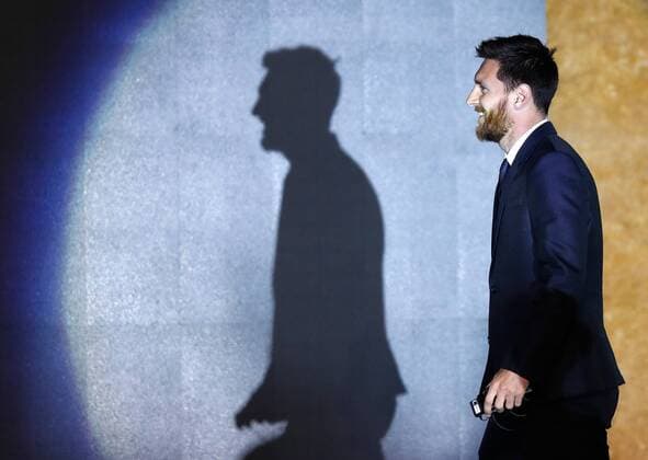 Bilder des Tages - SPORT (170601) -- BEIJING, June 1, 2017 -- FC Barcelona Barca s striker Lionel Messi of Argentina walks to the stage during a press conference PK Pressekonferenz of Messi China Tour in Beijing, captial of China, on June 1, 2017. ) (SP)CHINA-BEIJING-SOCCER-MESSI(CN) WangxLili 