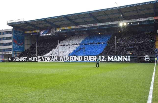 Fußball, Stadiongeschichte Arminia Bielefeld 14.05.2017,Fussball, 2. LIGA, Saison 2016 2017, 33. Spieltag, SCHÜCO-ARENA, BIELEFELD DSC ARMINIA BIELEFELD - EINTRACHT BRAUNSCHWEIG 6 - 0 Choreographie der Fans von Arminia Bielefeld vor dem Spiel gegen Eintracht Braunschweig, Aktion, Einzelbild, Quer, Fan, Fans, Feature, Symbolbild, Symbolfoto, Transparent, Plakat