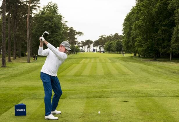 170602 Jamie Donaldson, Wales som leder tävlingen pa -8 under par slar ut fran sjuttonde tee under dag tva av golftävlingen Nordea Masters den 2 juni 2017 i Barsebäck.  Copyright: PETTERxARVIDSON BB170602PA076
