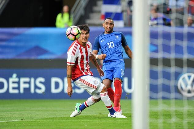 Bilder des Tages - SPORT 10 DIMITRI PAYET (fra) - 03 Gustavo Gomez (par) FOOTBALL : France vs Paraguay - Match amical - 02 06 2017 FEP Panoramic 