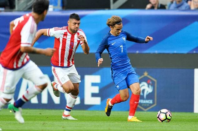 Fußball, Länderspiel, Frankreich - Paraguay 07 Antoine Griezmann (fra) - 02 Juan Patino (par) FOOTBALL : France vs Paraguay - Match amical - 02 06 2017 FEP Panoramic 