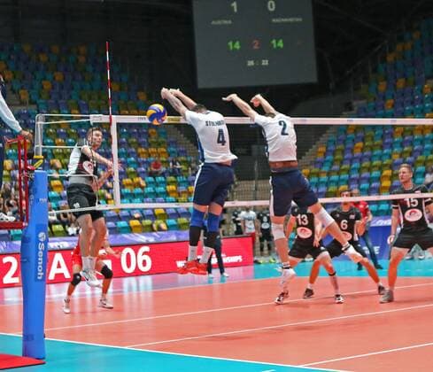 Bilder des Tages - SPORT 04.06.2017, xilx, Volleyball Herren, FIVB World League 2017 in Frankfurt, Österreich - Kasachstan, emspor v.l. Paul Buchegger (Austria, Oesterreich), Alexandr Stolnikov Kapitaen, Captain (Kasachstan, Kazakhstan), Anton Kuznetsov (Kasachstan, Kazakhstan) Frankfurt