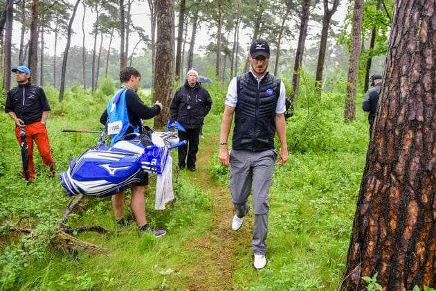 170604 Chris Wood, England letar boll under dag fyra av golftävlingen Nordea Masters den 4 juni 2017 i Barsebäck.  Copyright: PETTERxARVIDSON BB170604PA086