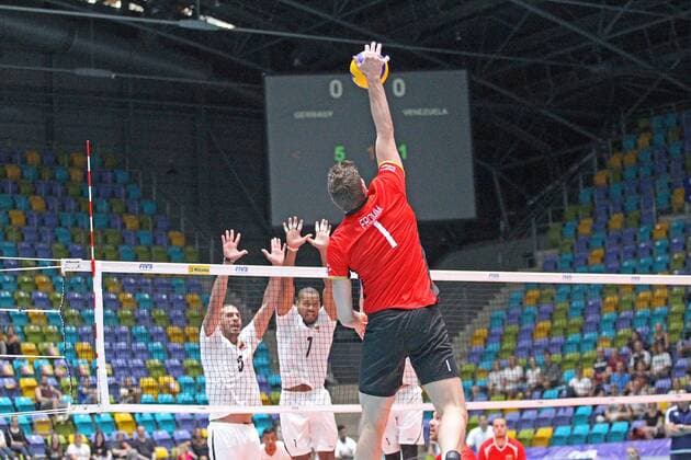 04.06.2017, xilx, Volleyball Herren, FIVB World League 2017 in Frankfurt, Deutschland - Venezuela, emspor v.l. Emerson Rodr?guez Gonzalez (Venezuela), Edson Alberto Valencia Gonzalez (Venezuela), Christian Fromm Kapitaen (Germany, Deutschland) Frankfurt