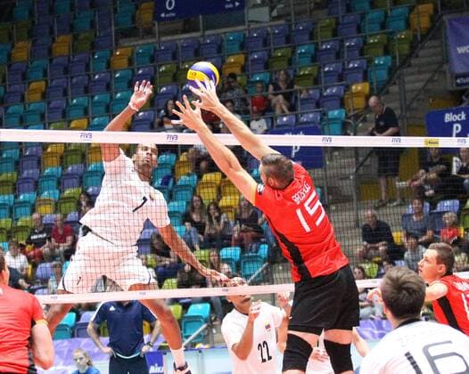 04.06.2017, xilx, Volleyball Herren, FIVB World League 2017 in Frankfurt, Deutschland - Venezuela, emspor v.l. Edson Alberto Valencia Gonzalez (Venezuela), Tim Broshog (Germany, Deutschland) Frankfurt
