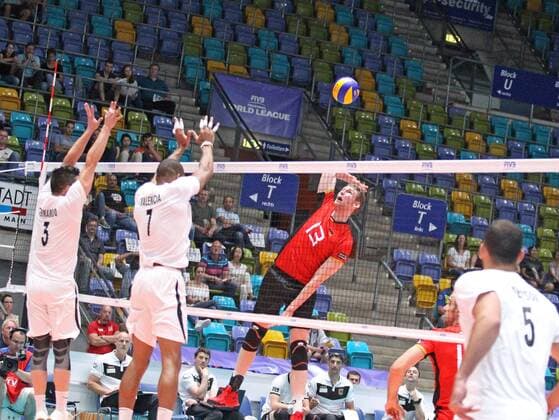 04.06.2017, xilx, Volleyball Herren, FIVB World League 2017 in Frankfurt, Deutschland - Venezuela, emspor v.l. Fernando Gonzalez (Venezuela), Edson Alberto Valencia Gonzalez (Venezuela), Simon Hirsch (Germany, Deutschland) Frankfurt