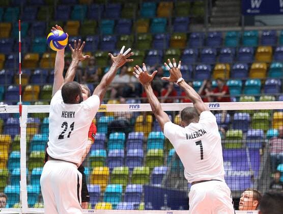 04.06.2017, xilx, Volleyball Herren, FIVB World League 2017 in Frankfurt, Deutschland - Venezuela, emspor v.l. Henry Jose Rojas Estangel (Venezuela), Edson Alberto Valencia Gonzalez (Venezuela) Frankfurt