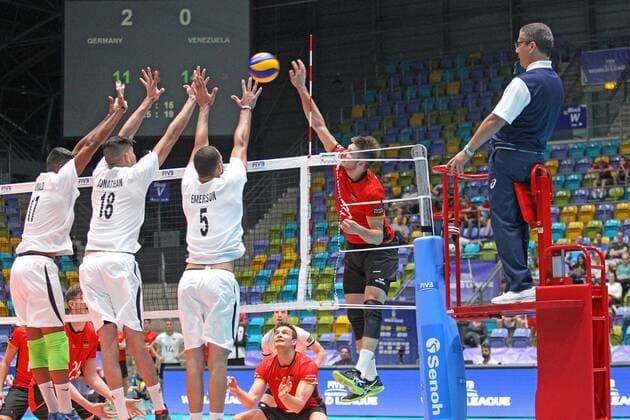 Bilder des Tages - SPORT 04.06.2017, xilx, Volleyball Herren, FIVB World League 2017 in Frankfurt, Deutschland - Venezuela, emspor v.l. Ronald Jose Fayola Hurtado (Venezuela) , Jonathan Quijada (Venezuela), Emerson Rodr?guez Gonzalez (Venezuela), Simon Hirsch (Germany, Deutschland) Frankfurt