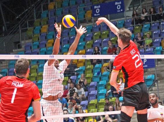 04.06.2017, xilx, Volleyball Herren, FIVB World League 2017 in Frankfurt, Deutschland - Venezuela, emspor v.l. Christian Fromm Kapitaen (Germany, Deutschland), +Ronald Jose Fayola Hurtado (Venezuela) , Tobias Krick (Germany, Deutschland) Frankfurt