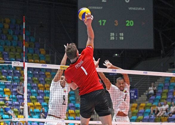04.06.2017, xilx, Volleyball Herren, FIVB World League 2017 in Frankfurt, Deutschland - Venezuela, emspor v.l. Jose Carrasco Capitaen (Venezuela), Christian Fromm Kapitaen (Germany, Deutschland), Ronald Jose Fayola Hurtado (Venezuela) Frankfurt