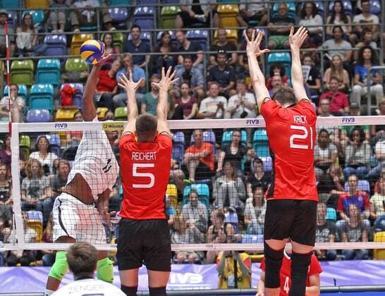 04.06.2017, xilx, Volleyball Herren, FIVB World League 2017 in Frankfurt, Deutschland - Venezuela, emspor v.l. Ronald Jose Fayola Hurtado (Venezuela) , Motiz Reichert (Germany, Deutschland), Tobias Krick (Germany, Deutschland) Frankfurt