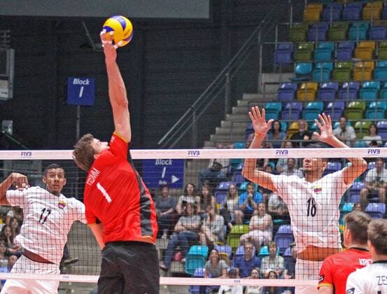 04.06.2017, xilx, Volleyball Herren, FIVB World League 2017 in Frankfurt, Deutschland - Venezuela, emspor v.l. Ronald Jose Fayola Hurtado (Venezuela) , Christian Fromm Kapitaen (Germany, Deutschland), Jonathan Quijada (Venezuela) Frankfurt