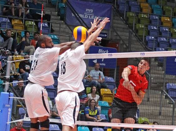 04.06.2017, xilx, Volleyball Herren, FIVB World League 2017 in Frankfurt, Deutschland - Venezuela, emspor v.l. Henry Jose Rojas Estangel (Venezuela), Jonathan Quijada (Venezuela), Motiz Reichert (Germany, Deutschland) Frankfurt