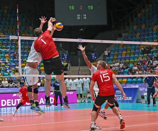 04.06.2017, xilx, Volleyball Herren, FIVB World League 2017 in Frankfurt, Deutschland - Venezuela, emspor v.l. Jonathan Quijada (Venezuela), Christian Fromm Kapitaen (Germany, Deutschland), Tim Broshog (Germany, Deutschland) Frankfurt
