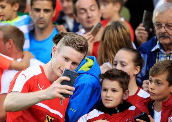 SOCCER - FIFA World Cup WM Weltmeisterschaft Fussball 2018 quali, preview STEGERSBACH,AUSTRIA,04.JUN.17 - SOCCER - FIFA World Cup 2018, european qualifiers, OEFB international match Länderspiel Ireland vs Austria, training team AUT. Image shows Florian Kainz (AUT) and fans. GEPAxpictures xMarioxBuehner
