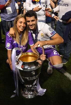 FUSSBALL CHAMPIONS LEAGUE FINALE SAISON 2016 2017 Juventus Turin - Real Madrid 03.06.2017 Real Madrid feiert den Sieg der Champions League: Alvaro Morata jubelt mit dem Pokal und Begleitung 