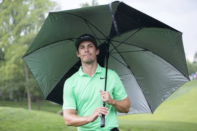 DUBLIN, OH - JUNE 04: PGA Golf Herren golfer Jamie Lovemark shields himself from the rain during the Memorial Tournament - Final Round on June 4, 2017 at Muirfield Village Golf Club in Dublin, Ohio (Photo by Khris Hale Icon Sportswire) GOLF: JUN 04 PGA - the Memorial Tournament - Final Round Icon170604104 EDITORIAL USE ONLY