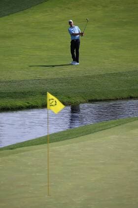DUBLIN, OH - JUNE 04: Vaughn Taylor hits a approach shot on the 9th hole during the final round of The Memorial Tournament on June 4th 2017, at the Muirfield Village Golf Club in Dublin, OH. (Photo by Ian Johnson Icon Sportswire) GOLF: JUN 04 PGA Golf Herren - the Memorial Tournament - Final Round Icon170604013 EDITORIAL USE ONLY
