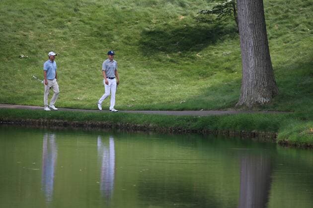 DUBLIN, OH - JUNE 04: Kevin Kisner (left) and Jordan Spieth walk up to the green on the 12th hole during the final round of The Memorial Tournament on June 4th 2017, at the Muirfield Village Golf Club in Dublin, OH. (Photo by Ian Johnson Icon Sportswire) GOLF: JUN 04 PGA Golf Herren - the Memorial Tournament - Final Round Icon170604064 EDITORIAL USE ONLY
