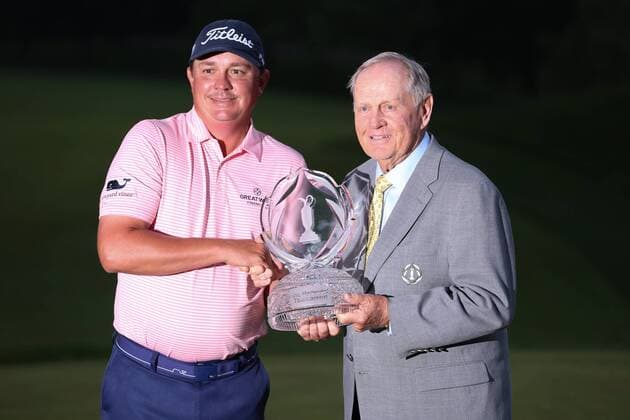 DUBLIN, OH - JUNE 04: Jason Dufner holds his trophy with Jack Nicklaus after winning The Memorial Tournament on June 4th 2017, at the Muirfield Village Golf Club in Dublin, OH. (Photo by Ian Johnson Icon Sportswire) GOLF: JUN 04 PGA Golf Herren - the Memorial Tournament - Final Round Icon170604079 EDITORIAL USE ONLY