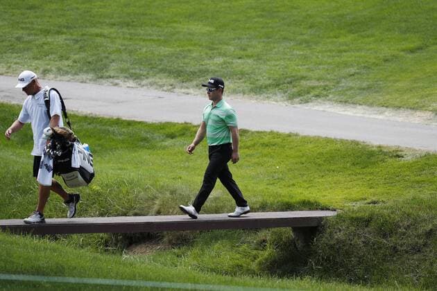 DUBLIN, OH - JUNE 04: PGA Golf Herren golfer David Lingmerth walks across a bridge on the second hole during the Memorial Tournament - Final Round on June 04, 2017 at Muirfield Village Golf Club in Dublin, Ohio (Photo by Brian Spurlock Icon Sportswire) GOLF: JUN 04 PGA - the Memorial Tournament - Final Round Icon1706040331 EDITORIAL USE ONLY