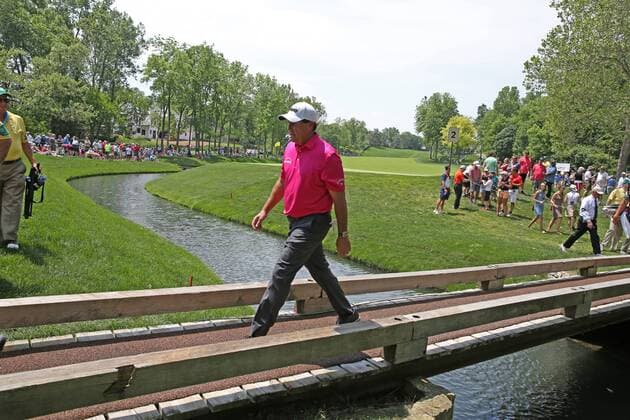 DUBLIN, OH - JUNE 04: PGA Golf Herren golfer Phil Mickelson walks across a bridge to the third hole during the Memorial Tournament - Final Round on June 04, 2017 at Muirfield Village Golf Club in Dublin, Ohio (Photo by Brian Spurlock Icon Sportswire) GOLF: JUN 04 PGA - the Memorial Tournament - Final Round Icon1706040363 EDITORIAL USE ONLY