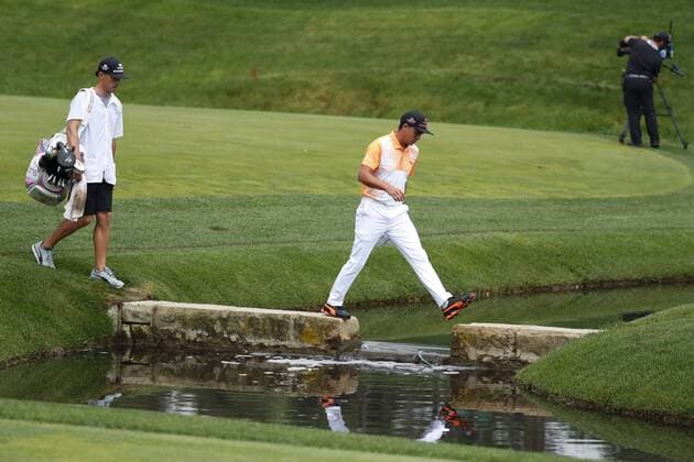 DUBLIN, OH - JUNE 04: PGA Golf Herren golfer Rickie Fowler steps over the creek on the 14th hole during the Memorial Tournament - Final Round at Muirfield Village Golf Club in Dublin, Ohio (Photo by Brian Spurlock Icon Sportswire)(Photo by Brian Spurlock Icon Sportswire) GOLF: JUN 04 PGA - the Memorial Tournament - Final Round Icon1706040382 EDITORIAL USE ONLY