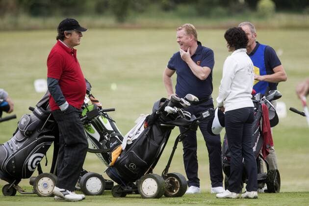 Everton Football Club s head coach Ronald Koeman (C) takes part in the Johan Cruyff Memorial charity golf tournament at the Montanya golf club in the muncipality of El Brull, province of Barcelona, Spain, 05 June 2017. The funds raised in the tournament will go to the Johan Cruyff Foundation. Johan Cruyff Memorial charity golf tournament !ACHTUNG: NUR REDAKTIONELLE NUTZUNG!  Copyright: xMartaxPérezx GRA185 20170605-636322706543975489