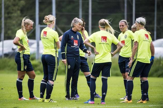 170605 Pia Sundhage under en träning med det svenska damlandslaget i fotboll den 5 juni 2017 i Göteborg.  Copyright: LINExSKAUGRUDxLANDEVIK BB170605LS026