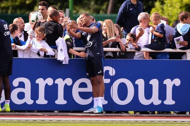 Kylian Mbappe - selfie FOOTBALL : Entrainement Equipe de France - Clairefontaine - 05 06 2017 AnthonyBIBARD FEP Panoramic 