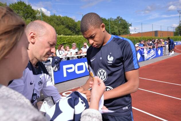 Kylian Mbappe - autographe - selfie FOOTBALL : Entrainement Equipe de France - Clairefontaine - 05 06 2017 AnthonyBIBARD FEP Panoramic 