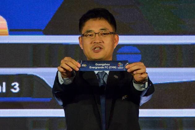 (170606) -- KUALA LUMPUR, June 6, 2017 -- Executive Director AFC Competitions Division, Shin Man Gil, shows the ballot of the Guangzhou Evergrande Taobao Football Club of China during the AFC Champions League Knockout Stage Draw in Kuala Lumpur, Malaysia, June 6, 2017. ) (SP)MALAYSIA-KUALA LUMPUR-SOCCER-AFC CHAMPIONS LEAGUE-DRAW ChongxVoonxChung 