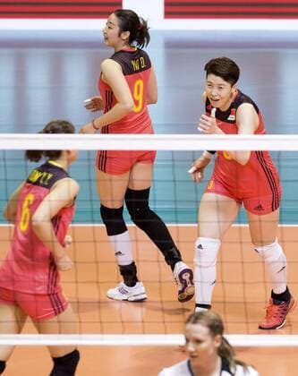 (170607) -- MONTREUX, June 7, 2017 -- China s Li Jing (R) gestures during the Pool A match between China and Switzerland in 2017 Montreux Volleyball Masters in Montreux, Switzerland, on June 6, 2017. China won 3-0. )(wll) (SP)SWITZERLAND-MONTREUX-VOLLEYBALL-MASTERS-CHN VS SUI XuxJinquan 