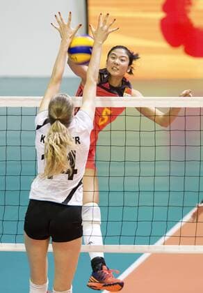 (170607) -- MONTREUX, June 7, 2017 -- China s Gao Yi (R) spikes the ball during the Pool A match between China and Switzerland in 2017 Montreux Volleyball Masters in Montreux, Switzerland, on June 6, 2017. China won 3-0. )(wll) (SP)SWITZERLAND-MONTREUX-VOLLEYBALL-MASTERS-CHN VS SUI XuxJinquan 