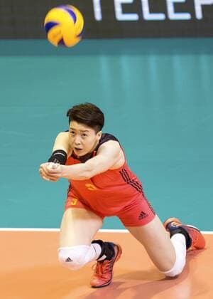 (170607) -- MONTREUX, June 7, 2017 -- China s Li Jing saves during the Pool A match between China and Switzerland in 2017 Montreux Volleyball Masters in Montreux, Switzerland, on June 6, 2017. China won 3-0. )(wll) (SP)SWITZERLAND-MONTREUX-VOLLEYBALL-MASTERS-CHN VS SUI XuxJinquan 